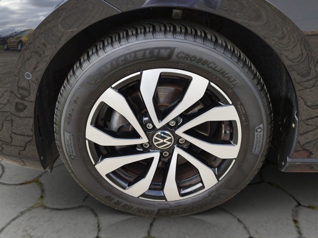 Golf VIII Active 2.0 TDI DSG HUD/ACC/PANO KLIMA 