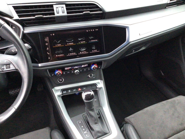 Q3 S line 45 TFSIe S-tronic Business KLIMA LED N