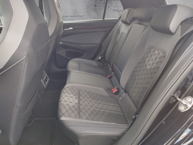 Golf VIII R-line 1.5TSI DSG IQ.Light/NAV/3ZK/Car