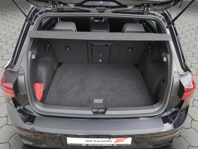 Golf VIII R-line 1.5TSI DSG IQ.Light/NAV/3ZK/Car